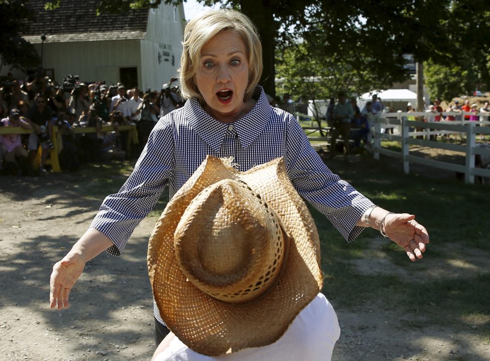 Hillary Clinton köszönt egy gyereket az Iowa államban tartott elnökválasztási kampánya során. (f.: Reuters)