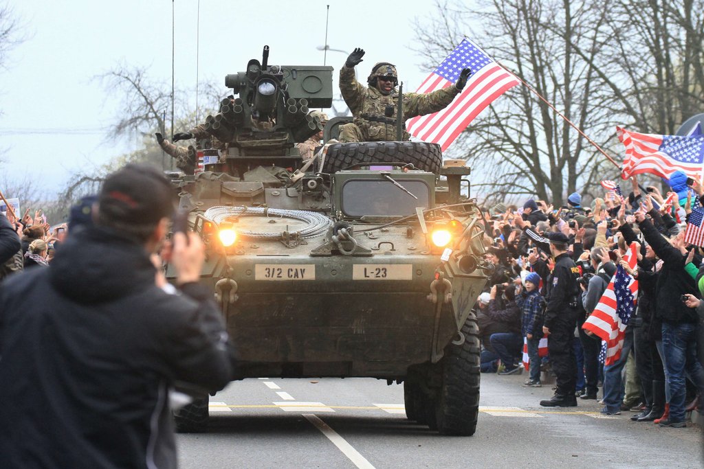 A Baltikum és Lengyelország után Csehországon halad keresztül az amerikai páncélosok konvoja, hogy ezzel is szimbolikusan megmutassák, nem engednek a további orosz agressziónak. Utuk során nagyobb éljenző tömeg, és pár ellentüntető fogadta őket. (f.: AFP)