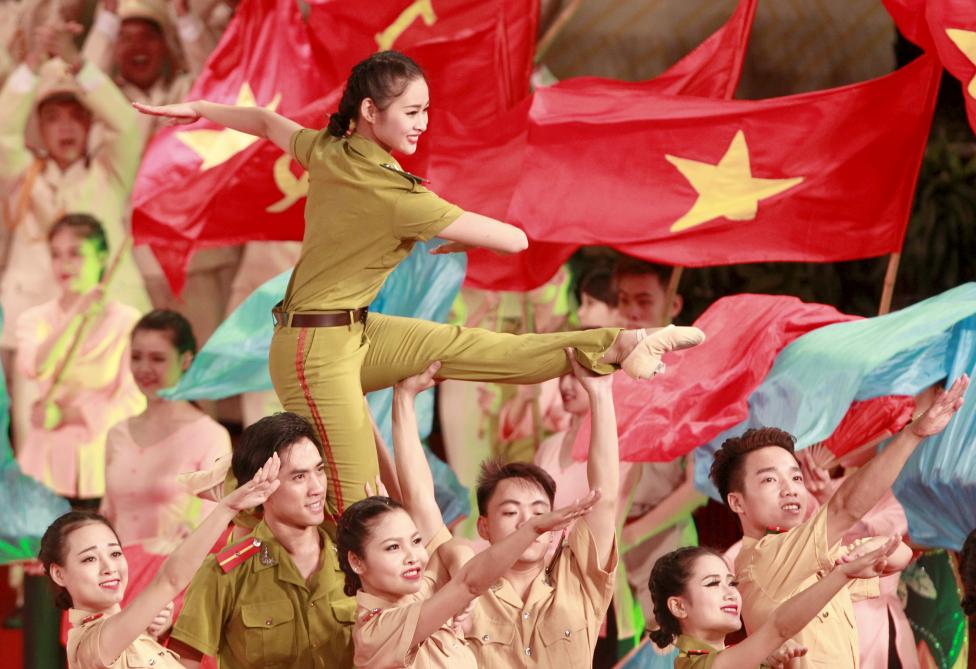 Táncos előadással ünneplik a vietnami népi rendőrség felállításának 70. évfordulóját a kommunista ország fővárosában, Hanoi-ban. (f.: Reuters)