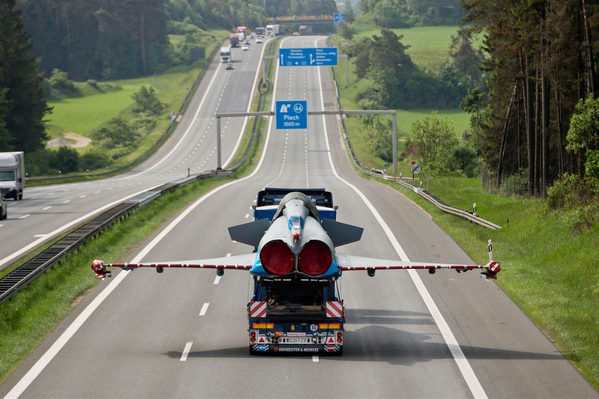 Teherautóval szállítják a megsérült Eurofighter típusú vadászrepülőgépet a német autópályán. A vadászgép még egy 2014 júniusi eset során vált repülés képtelenné, amikor egy személyszállító repülőgéppel ütközött. (f.: Reuters)