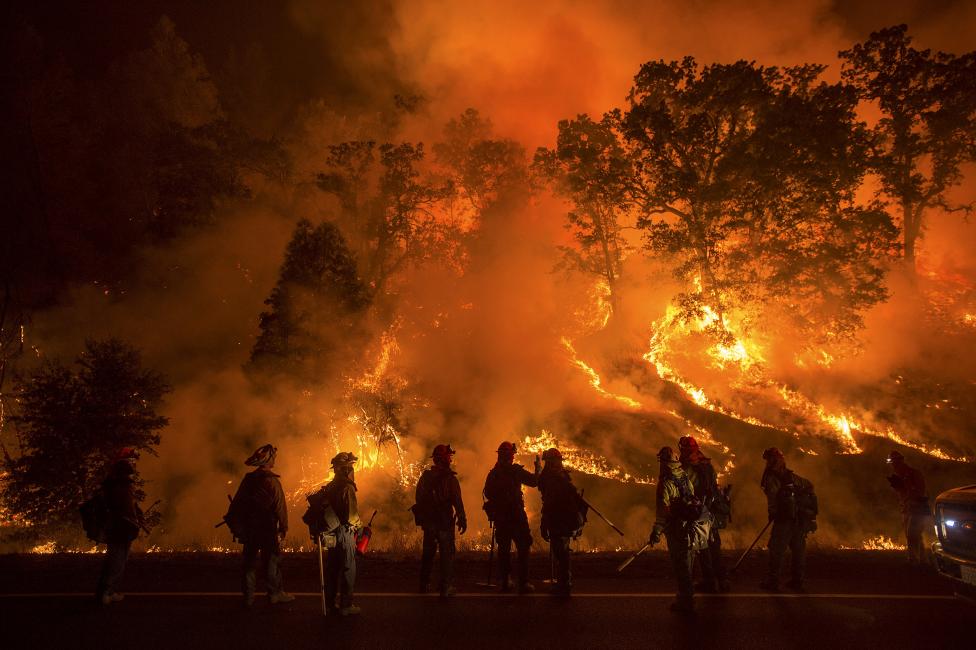 Tűzoltók néznek farkasszemet az egyre jobban terjedő kaliforniai erdőtűzzel, ami több ezer lakos evakuálását kényszerítette ki a helyi kormányzattól. (f.: Reuters)