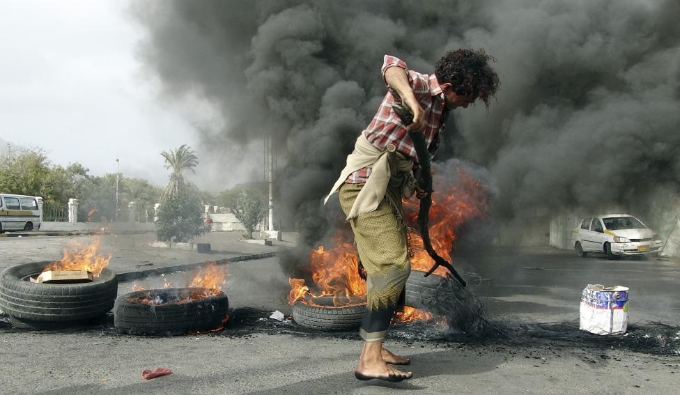A szeparatista Déli Mozgalom egy tagja éget gumiabroncsokat egy tüntetés alkalmával a jemeni Adenben. A csoport tagjai az ország déli részeinek elszakadásáért és függetlenségéért harcolnak. (f.: Reuters)