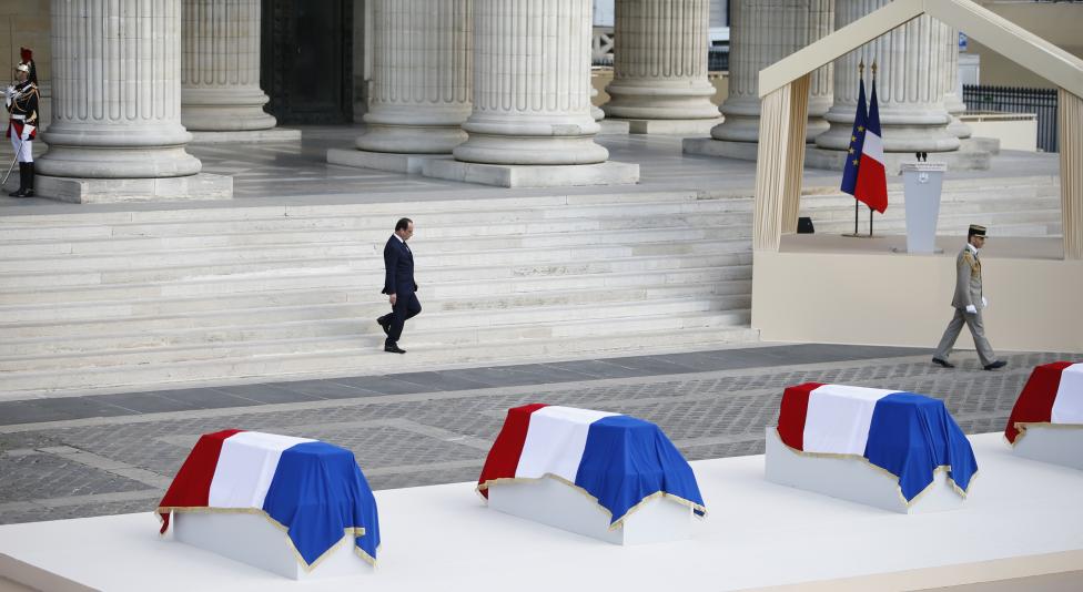 Francois Hollande francia elnök sétál le a párizsi Panteon lépcsőin, ahol a francia trikolórral díszített koporsók fekszenek. Az országban május 27-én emlékeztek a második világháború alatti hősi francia ellenállókra, a négy koporsó négy ikonikus történelmi alakot reprezentál: Jean Zay-t, Genevieve de Gaulle Anthonioz-t, Pierre Brossolette-t és Germaine Tillion-t. (f.: Reuters)