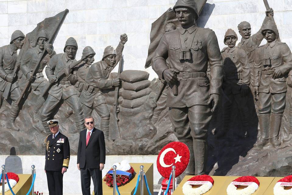 A brit Charles herceg és Recep Tayyip Erdoğan török elnök teszik tiszteletüket a Çanakkalei Mártírok emlékműve előtt. A héten ünnepelték a gallipoli csata 100. évfordulóját, ahol a török erők sikeresen védték meg a tengerszorost a támadó brit és francia erőktől. (f.: AFP PHOTO / TURKISH PRESIDENTIAL PRESS OFFICE / KAYHAN OZER)
