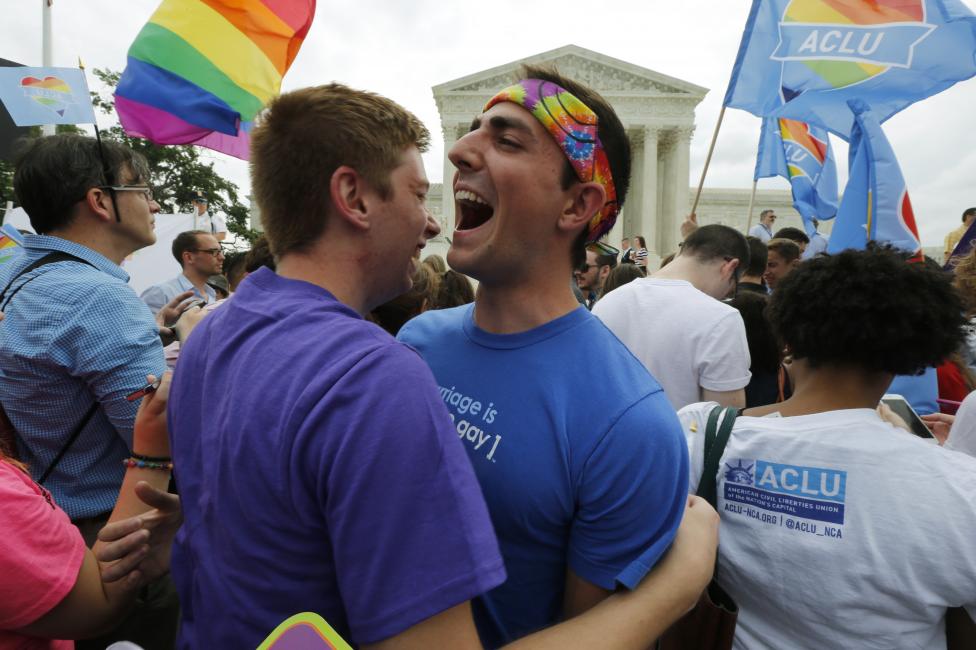 Melegjogi aktivisták ünnepelnek, miután az amerikai Legfelsőbb Bíróság 5-4-es szavazati aránnyal döntött arról, hogy az alkotmány alapján a melegnek is joguk van a házassághoz. A határozat után tilos bármelyik államnak saját jogkörében úgy dönteni, hogy a melegházasság illegális lenne. (f.: Reuters)