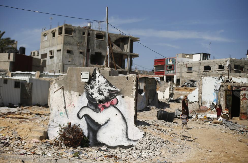 Feltehetőleg a híres graffitis, Banksy alkotása látható a Gázai övezet egyik romos településén (f.: Reuters)