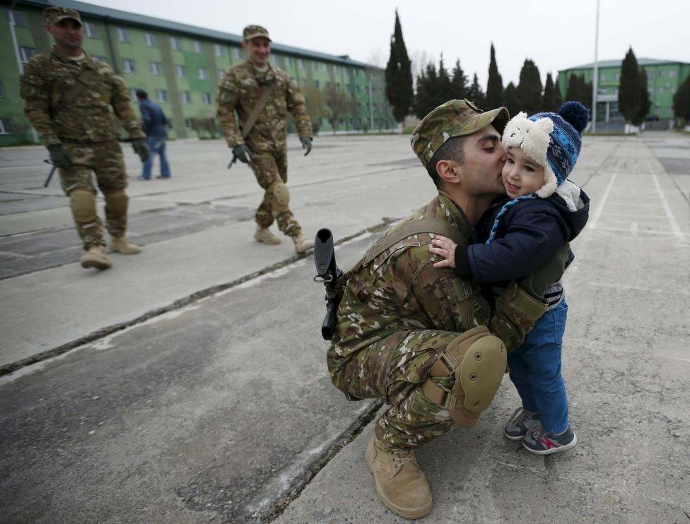 Grúz katona öleli magához fiát, miután végeztek az állami búcsúceremóniával a grúz Tbilisziben. Grúzia több katonai csapatot is küld, hogy csatlakozzanak a NATO-hoz az afganisztáni misszióban (f.: Reuters)