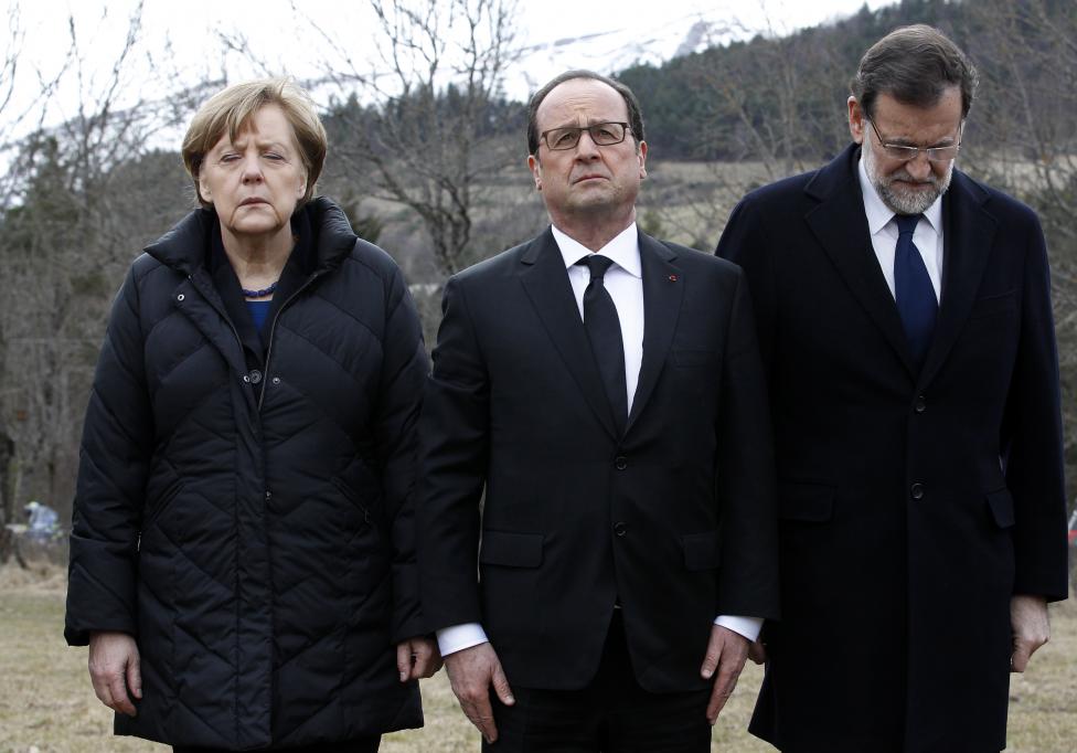 Angela Merkel német kancellár, Francois Hollande francia elnök és Mariano Rajoy spanyol miniszterelnök a francia Alpok lábainál teszik tiszteletüket, ahol kedden lezuhant a Germanwings egyik utasszállító repülőgépe, fedélzetén közel 150 fővel (f.: Reuters)