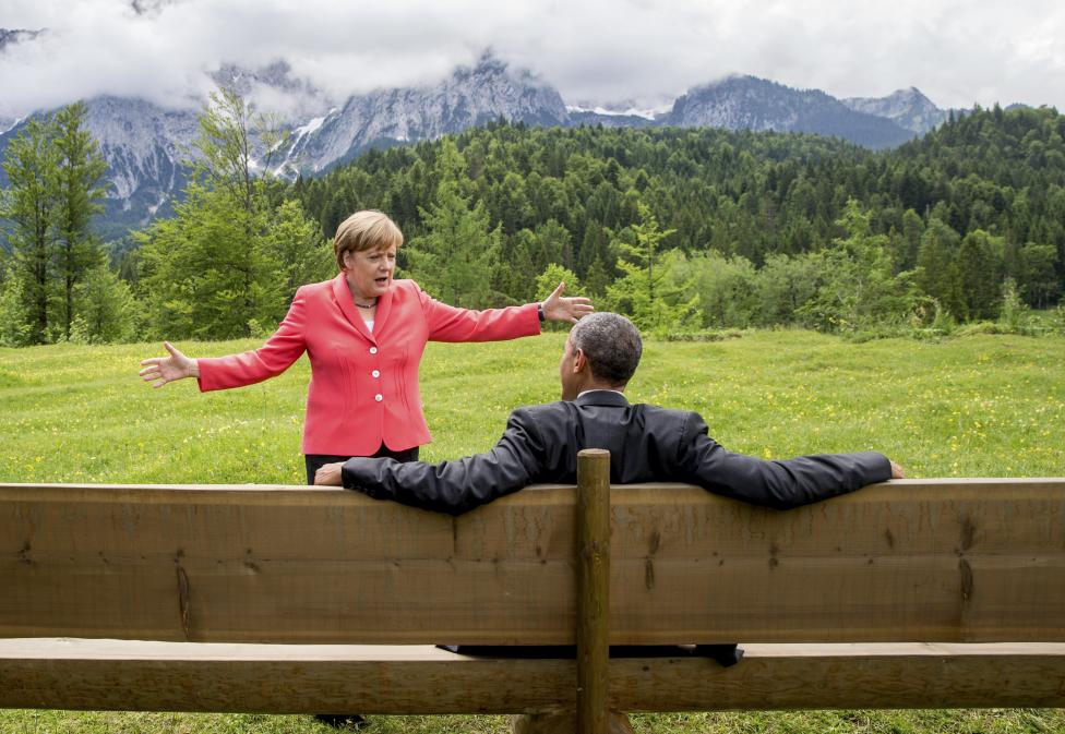 Angela Merkel német kancellár és Barack Obama amerikai elnök társalog a Németországban tartott G7 találkozó során - ha van ötletetek, mi hangzik el épp kettejük között, nyugodtan írjátok meg alul kommentben!<br />A tárgyalások alatt a 7 legfejlettebb gazdasággal rendelkező ország vezetői megegyeztek, hogy fenntartják az Oroszország elleni szankciókat, amíg a tűzszüneti feltételek nem teljesülnek kielégítő mértékben. (f.: Reuters)