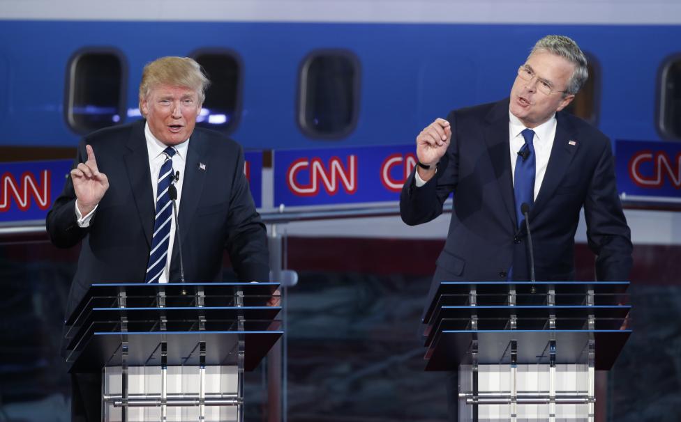 Donald Trump és Jeb Bush beszélnek egyszerre az amerikai Republikánus Párt elnökjelöltjei között tartott nyilvános vita során. (f.: Reuters)