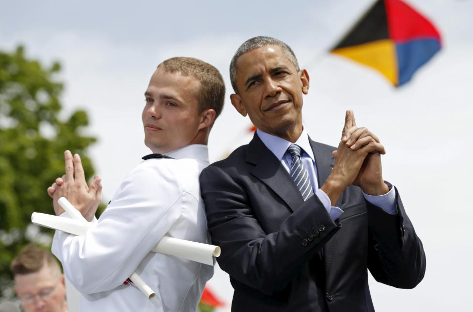 A végzős Robert McConnel kéri kéri meg Barack Obama amerikai elnököt, hogy közös képükön pózoljanak James Bond-hoz hasonlóan az Egyesült Államok Partiőrségi Akadémiájának 134. avatási ünnepségén. (f.: Reuters)