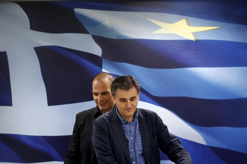 Előttem az utódom: Euklid Cakalotosz Görögország új pénzügyminisztere, mögötte Janisz Varufakisz, aki a a népszavazás után mondott le. Az eredménnyel egyet értett, de mivel az EU-s hatalmak jelezték, nem hajlandóak vele tovább tárgyalni, nem volt sok választása. (f.: Reuters)