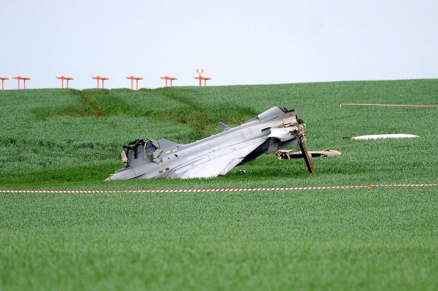 Balesetet szenvedett magyar Gripen vadászrepülőgép áll a csehországi reptér gyepén. A magyar légierő JAS-39 Gripen típusú vadászgépe kedden délután eddig ismeretlen okból túlfutott a leszállópályáján, a pilóták katapultáltak, nem szenvedtek sérülést. (f.: MTI)