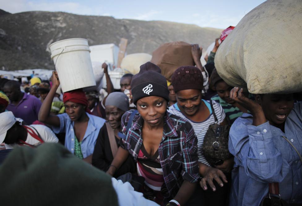 Tömegek érkeznek Haiti felől, hogy átjussanak a Dominikai Köztársaságba az egyik határátkelőn. Haiti szörnyű gazdasági helyzete miatt az ott élők rendszeresen, minden hétfőn és csütörtökön megteszik ezt az utat, hogy vásárolni tudjanak alapvető élelmiszereket és cikkeket. (f.: Reuters)