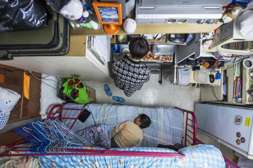 Hongkongi anya és fia az alig 20 négyzetméteres lakásukban, amelyért havi 130 ezer forintot fizetnek lakbérként (f.: Reuters)