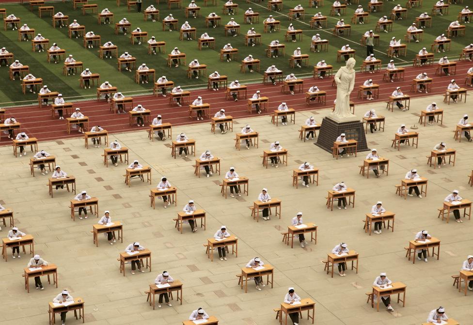 Több száz nővérgyakornok vizsgázik egyszerre egy sportpályán kialakított ‘teremben‘, Kínában. (f.: Reuters)