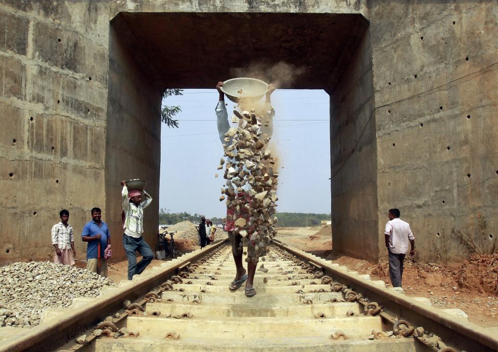 Indiai munkások dolgoznak egy vasúti pálya építésén Agartalában (f.: Reuters)