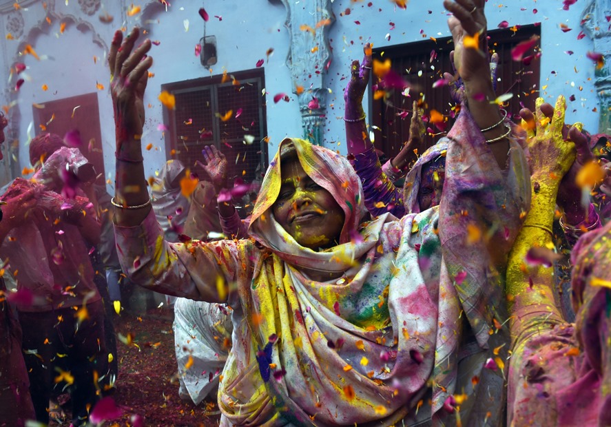 Indiai nők ünneplik a Holi-t, azaz a színek fesztiválját Vrindavan-ban (f.:AFP)