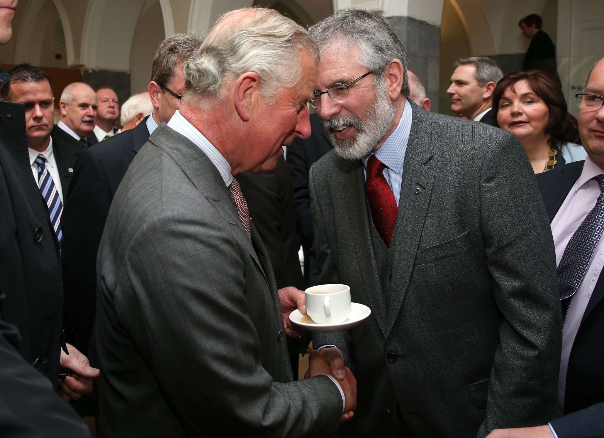 Károly herceg, a brit trón várományosa fog kezet az ír köztársasági párt, a Sinn Fein elnökével, Gerry Adams-szel az Ír Nemzeti Egyetemen, Galway-ben. Károly herceg egy rokonával az IRA (Ír Köztársasági Hadsereg, a Sinn Fein-hez is kötődő terrorista szervezet) egyik bombája végzett, így egy ilyen magas szintű találkozó - amely eddig példa nélküli volt az angol királyi családban - történelmi jelentőségű. (f.: AFP)