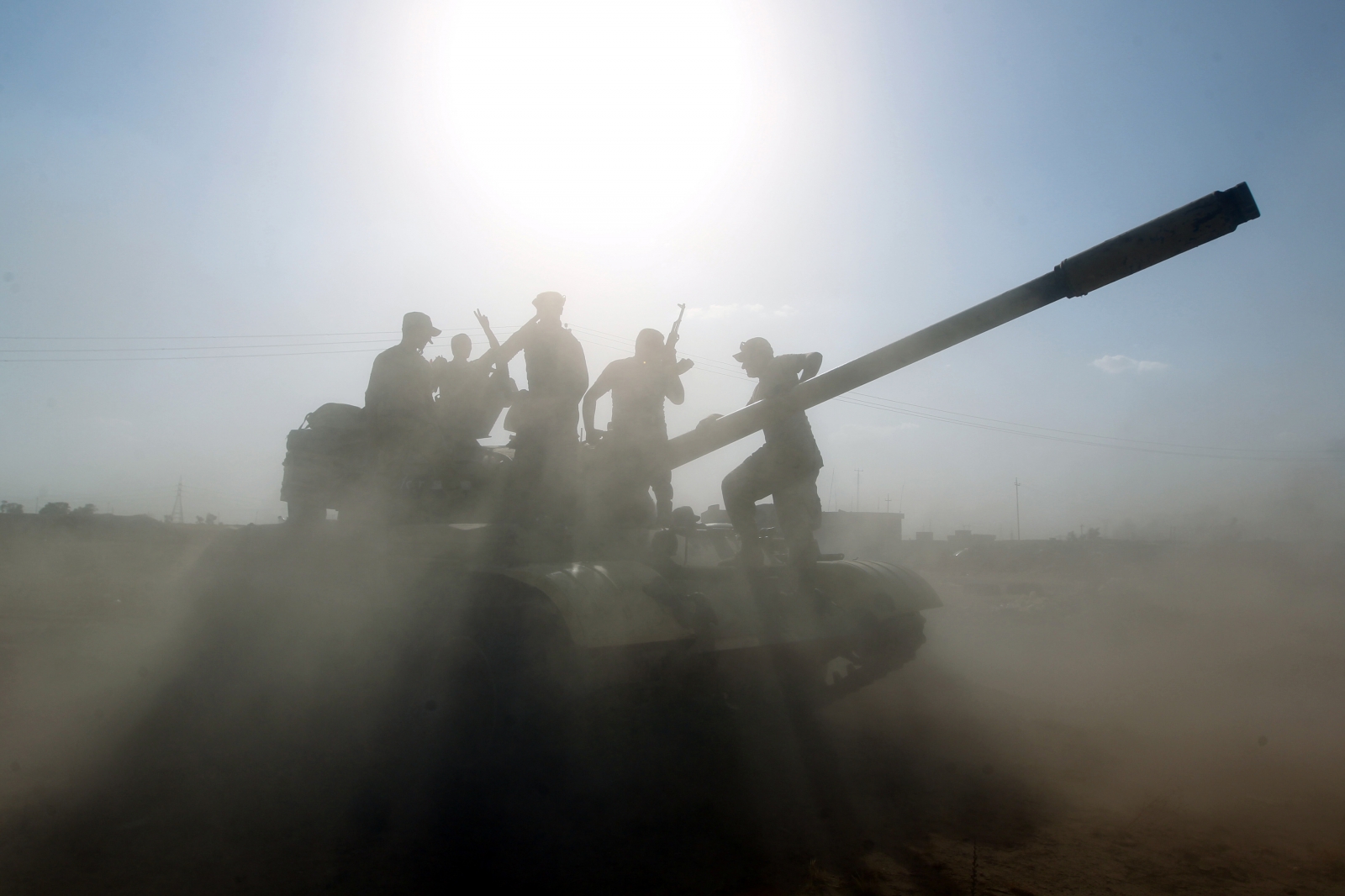 Az iraki hadsereg egyik tankja készül bevetésre Baijii-t mellett, Tikrittől északra. A kormányerők egy utolsó offenzívára készülnek, hogy visszaszerezzék a környékbeli olajfinomítókat az Iszlám Állam tulajdonából. (f.: AFP)