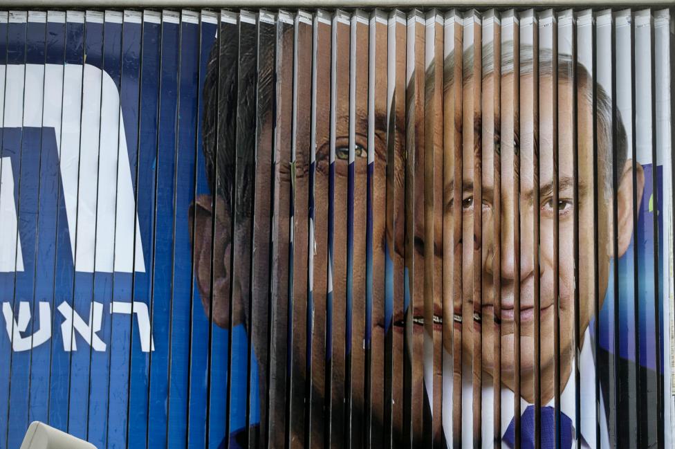 Benjamin Netanjahu jelenlegi izraeli miniszterelnök és kihívója, a Cionista Unió vezetője, Isaac Herzog választási plakátjai váltakoznak Tel-Aviv utcáin. Izraelben március 17-én tartanak választásokat. (f.: Reuters)