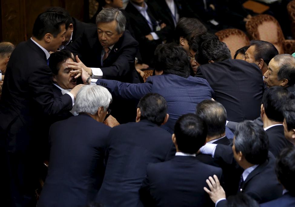 Ellenzéki japán politikusok veszik körbe Sato Masahisa-t (második balról), a parlament felsőházának védelmi tanácsának helyettes elnökét, hogy tiltakozzanak a japán békealkotmány feloldása ellen (f.: Reuters)