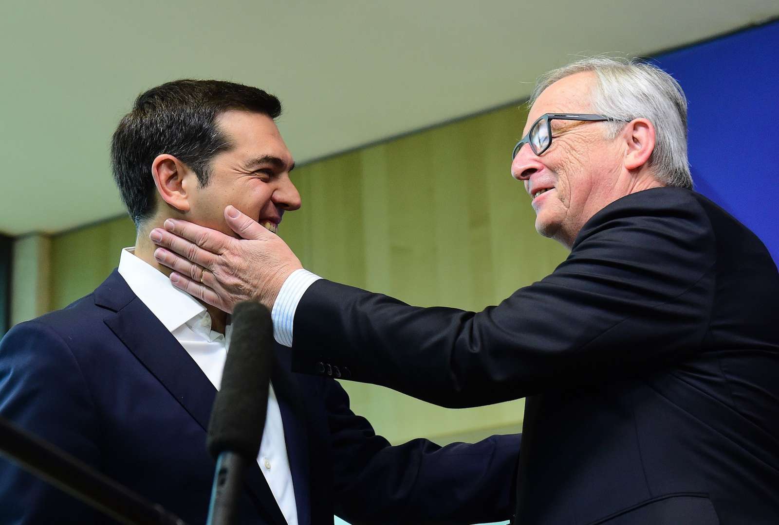 Jean-Claude Juncker, az Európai Bizottság elnöke köszönti (a tőle már-már megszokott módon) ‘baráti‘ pofonnal a görög miniszterelnököt, Alekszisz Ciprasz-t. A héten az utolsó-utáni körben sem sikerült megnyugtató megoldást találni a görög adósságválságra, az európai vezetők szerint az Athén által benyújtott tervek továbbra sem lennének elegendő a krízis kezelésére. (f.: AFP)