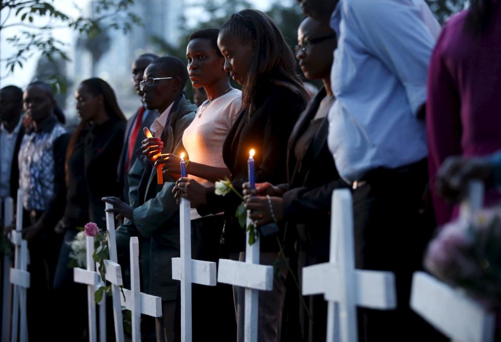 Kenyaiak vesznek részt a Garissában történt mészárlás áldozatainak tiszteletére szervezett virrasztáson, Nairobiban. (f.: Reuters)