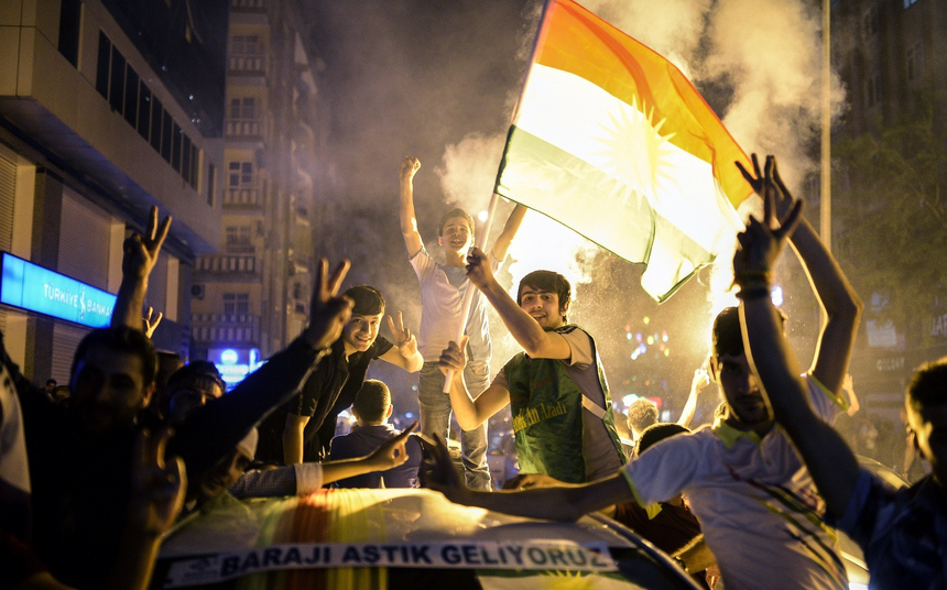 A kurd Népi Demokratikus Párt támogatói ünnepelnek az utcákon, miután pártjuk történelmi eredményt ért el azzal, hogy bejutott a parlmentbe a múlt hét vasárnapi törökországi választásokon. Erdogan pártja, az jelenleg is kormányzó AKP bár megnyerte a voksok többségét, a kormányalakításhoz szükséges többséget nem érte el. (f.: AFP)