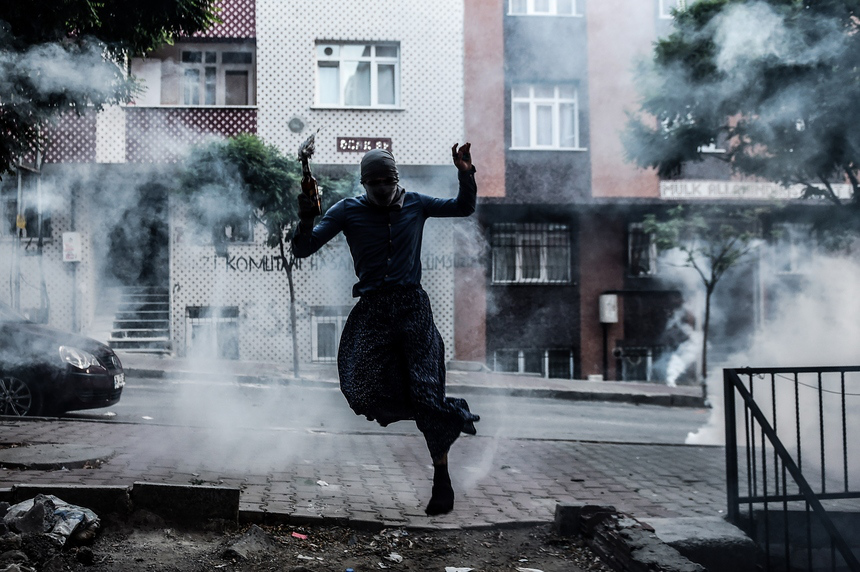 Kurd milicista ugrik el egy könnygáz gránát elől az Isztambul utcáin történő, török rendőrökkel való összecsapás során. (f.: AFP)