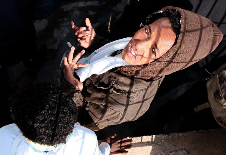 Afrikai bevendorló várakozik Lampedusán, hogy kompra szálljon Szicília felé (f.: AFP)