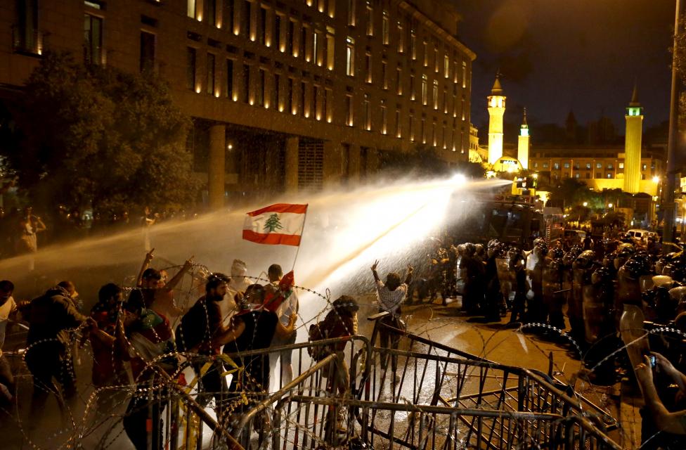 Tüntetőket vízágyúznak Bejrútban, Libanon fővárosában. Az összegyűlt tömeg továbbra is a korrupt kormány leváltásáért próbál tenni, a városban nyár közepe óta egymást érik a tömeges megmozdulások. (f.: Reuters)