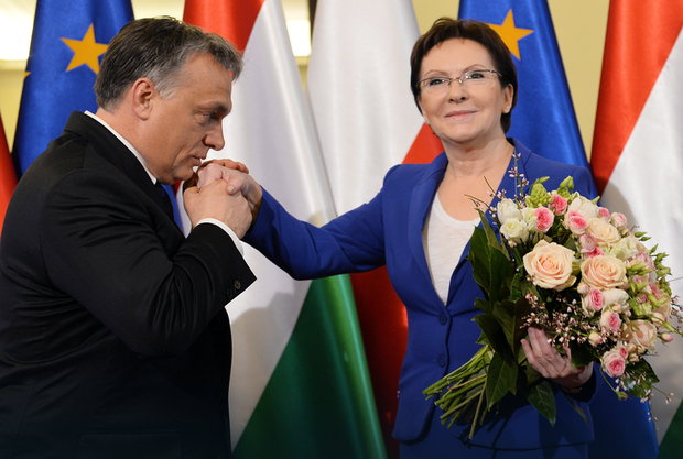 Orbán Viktor kezet csókol Ewa Kopacz lengyel miniszterelnöknek (f.: MTI)