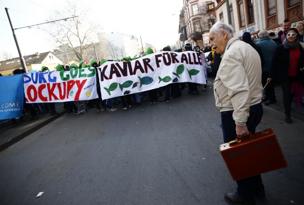 Idős úr tekint végig a tüntetésen. A tömeg túlnyomó része fiatal aktivistákból állt. (f.: Reuters)