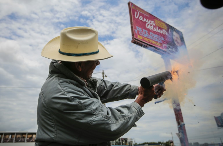 Egy földműves tüntető süti el kézi aknavetőjét a nicaraguai Managuában, ahol a választási rendszer igazságtalanságai ellen tüntetnek épp (f.: AFP)
