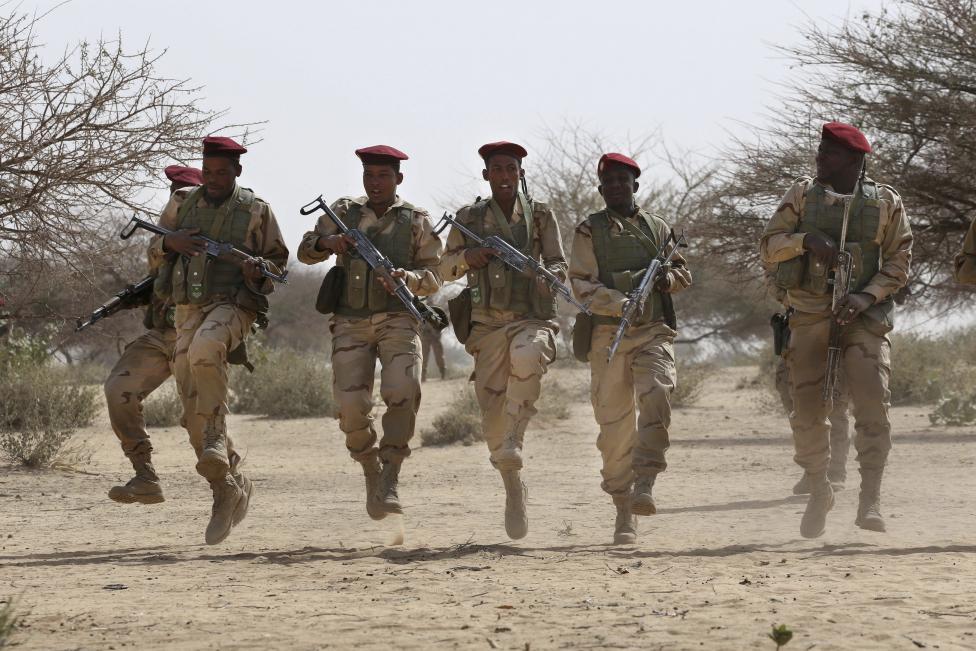 A mauritániai különleges erők tagjai tánccal zárják az amerikaiak által vezetett kiképző missziót Csádban (f.: Reuters)