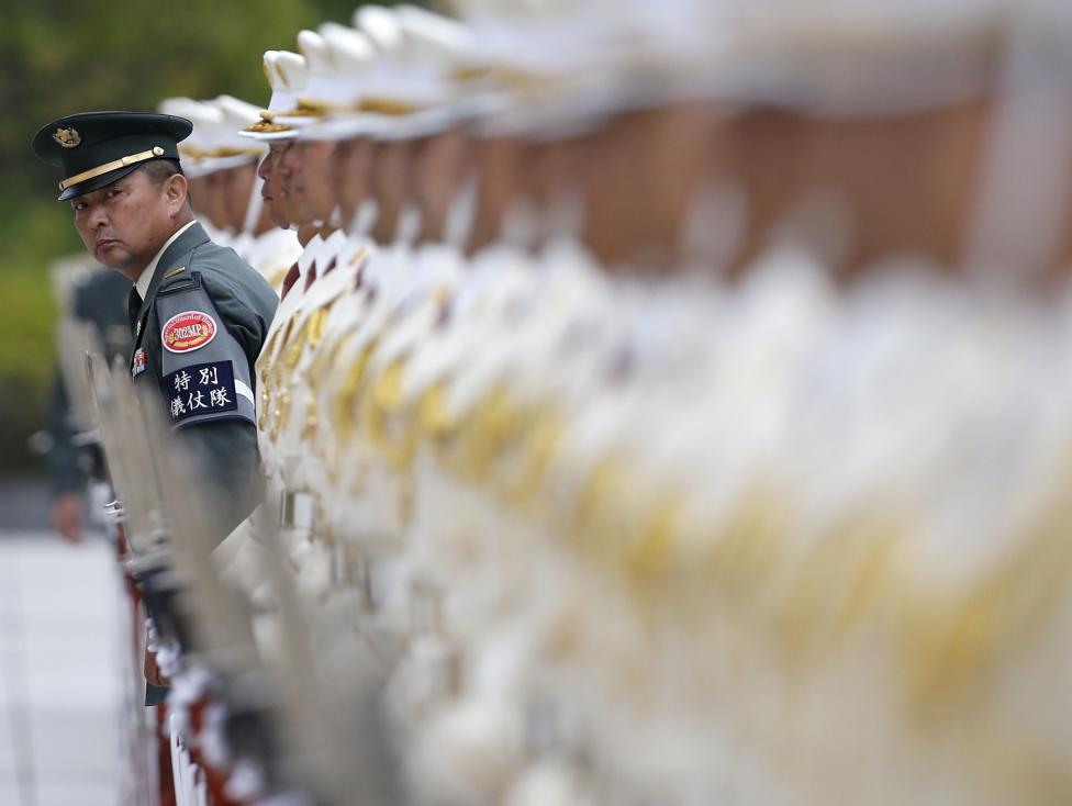 A japán Védelmi Erők egyik tisztje ellenőrzi a Tokióba látogató ausztrál védelmi miniszter, Kevin Andrews tiszteletére állított díszőrségi sorfalat. (f.: Reuters)