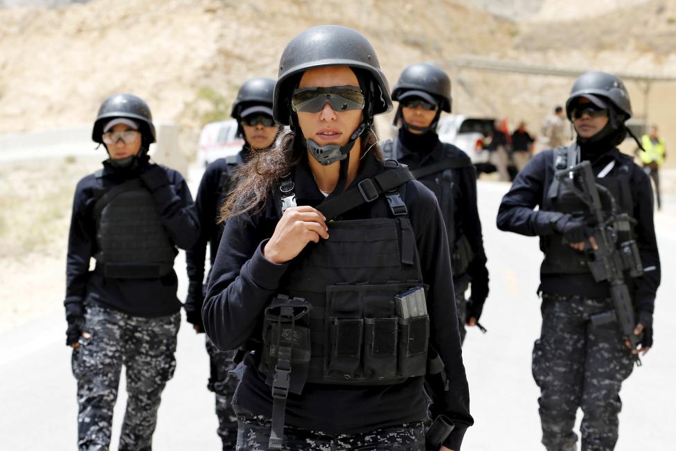 A jordániai rendőrség női csapata sétál vissza pihenőhelyükre, miután teljesítették a 7. Annual Warrior Competition-t (7. Éves Harcos Verseny) a jordániai Ammam-ban. 18 ország 38 csapata méreti meg magát a legjobb katonai egység címéért. (f.: AFP)