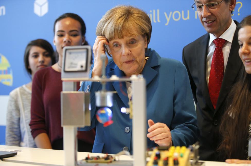Angela Merkel tekint meg egy diákok által létrehozott kísérleti gépet a ‘Lányok Napja‘ elnevezésű rendezvényen a berlini kancellárián. A kezdeményezés célja, hogy minél több női érdeklődőt és tehetséget tudjon a számítástechnika, a mérnöki és természettudományi szakmák felé terelni. (f.: Reuters)