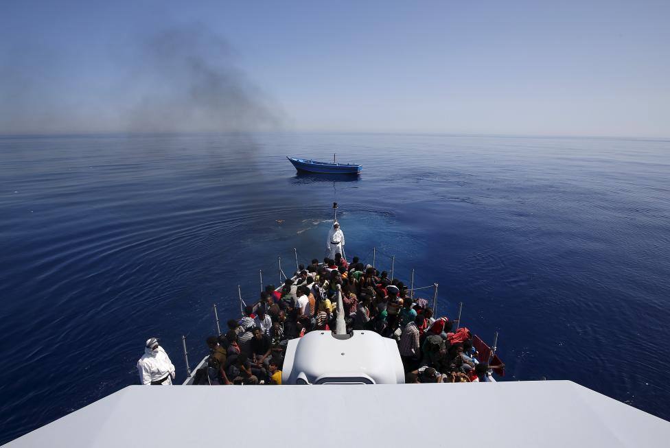 Közel 300 szub-szaharai menekült nézi távolodó lélekvesztőjüket az olasz partiőrség hajójának fedélzetéről Szicília partjainál. A héten megint több mint 1000 embert kellett kimenteni a Földközi-tengerből a hatóságok szerint. (f.: Reuters)