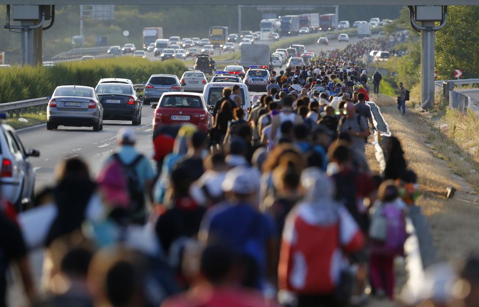 A lépés hatására a menekültek péntek délután úgy döntöttek, hogy gyalog, az M1-es autópályán indulnak meg az osztrák határ felé. Péntek este végül a magyar kormány úgy döntött, hogy buszokkal szállítja a gyaloglókat Hegyeshalomig, az osztrák belügyminiszter pedig Facebook üzenetben jelezte, a vészhelyzetre való tekintettel átengedik a tömeget. (f.: Reuters)