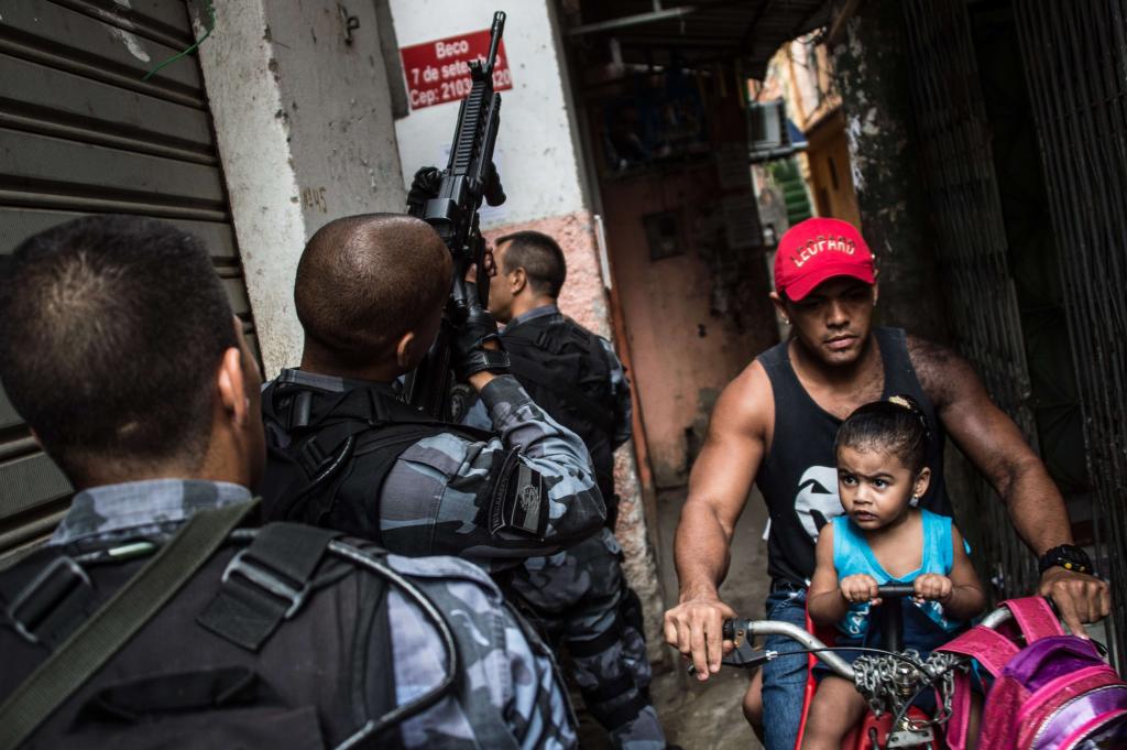 Rendőrségi kommandós egységek fésülik át a Rio de Janeiro-ban található nyomornegyedek egyikét (f.: Reuters)