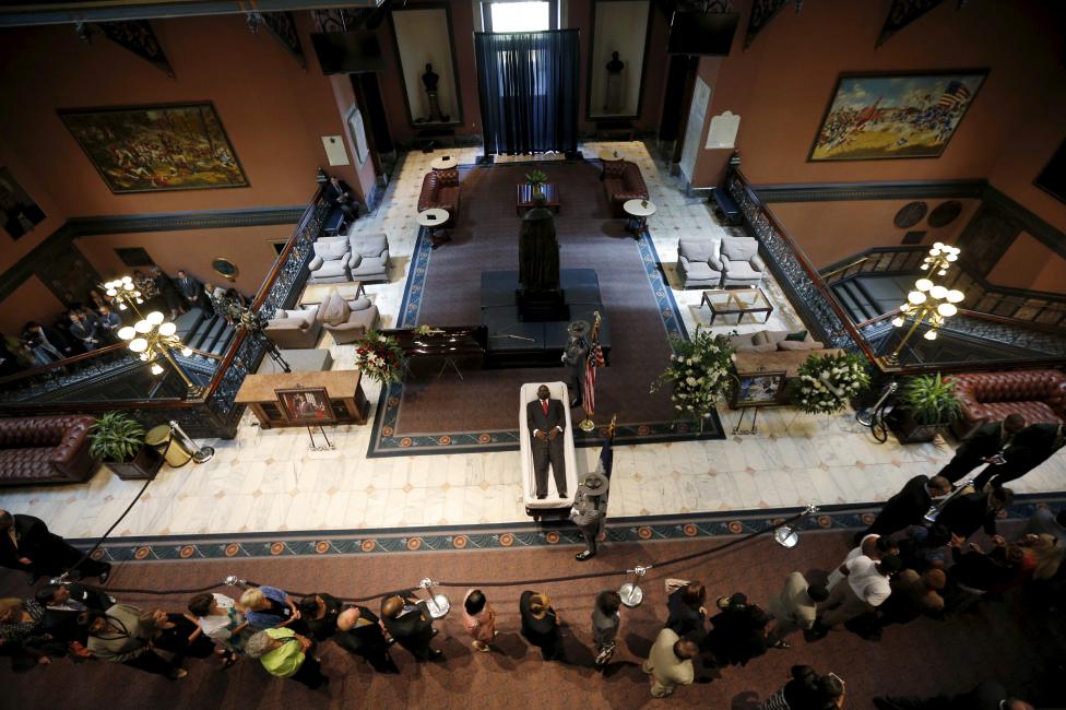 Gyászolók vesznek részt Clementa Pinckney temetésén. A lelkipásztor volt az egyik áldozata a múlt héten elkövetett mészárlásnak, amely során 9 afroamerikai vesztette életét egy templomi lövöldözésben. (f.: Reuters)