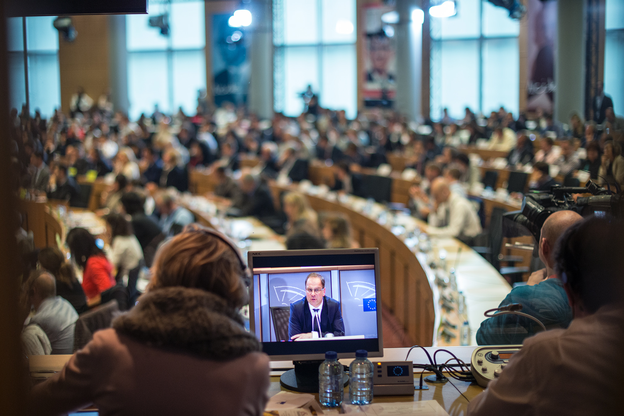 Navracsics Tibor, az Európai Bizottság magyar tagja látható a tolmácsoknak kialakított terület egyik monitorján. Az Európai Parlament a héten végül elkerülte a konfrontációt az EB-vel, és megszavazta és így zöld lámpát adott az EU és az Egyesült Államok közti kereskedelmi tárgyalások megkezdésére. (f.: Európai Parlament)