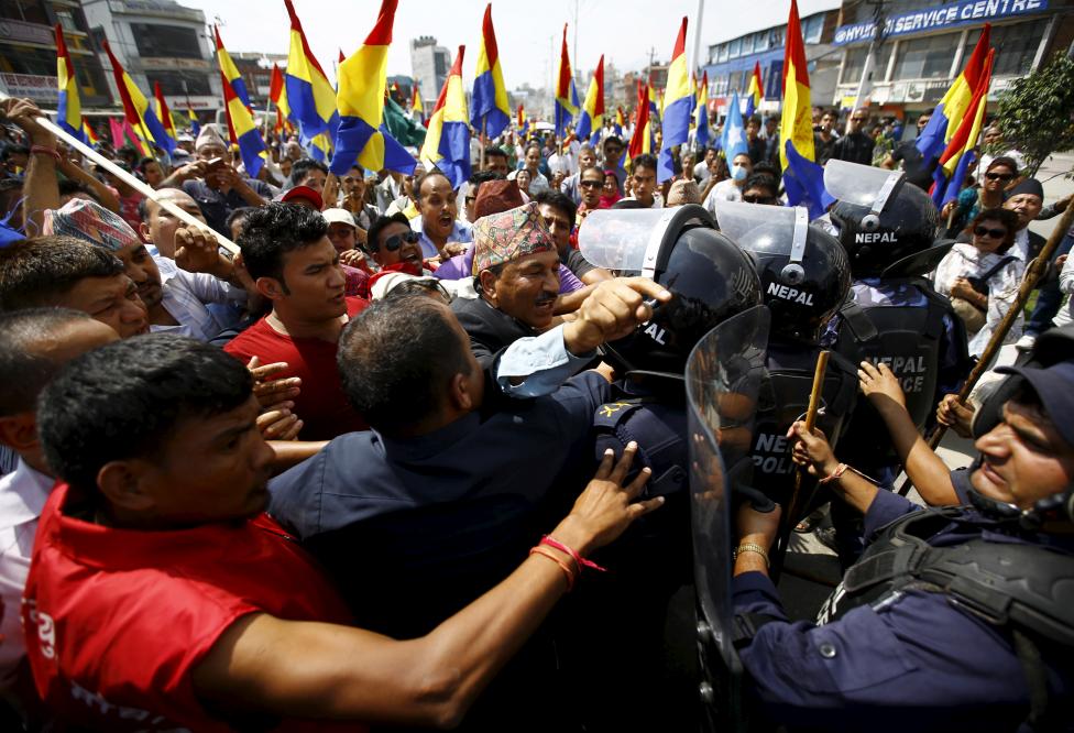 A nepáli Rastriya Prajatantra Párt elnöke, Kamal Bahadur Thapa (középen) próbál támogatóival együtt áttörni a a rendőrsorfalat a Katmandu-ban álló parlament körül, hogy a kormány jelentse ki az alkotmányban, hogy Nepál egy hindu állam. (f.: Reuters)