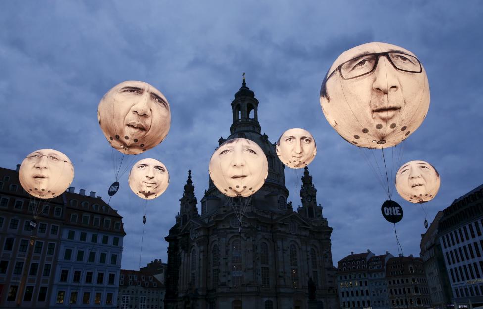 A G7 országok vezetői díszítenek óriási légballonokat a Frauenkirche katedrális előtt, Drezdában. A német városban több helyen tiltakoztak a legfejlettebb gazdasággal rendelkező országok találkozója ellen. (f.: Reuters)