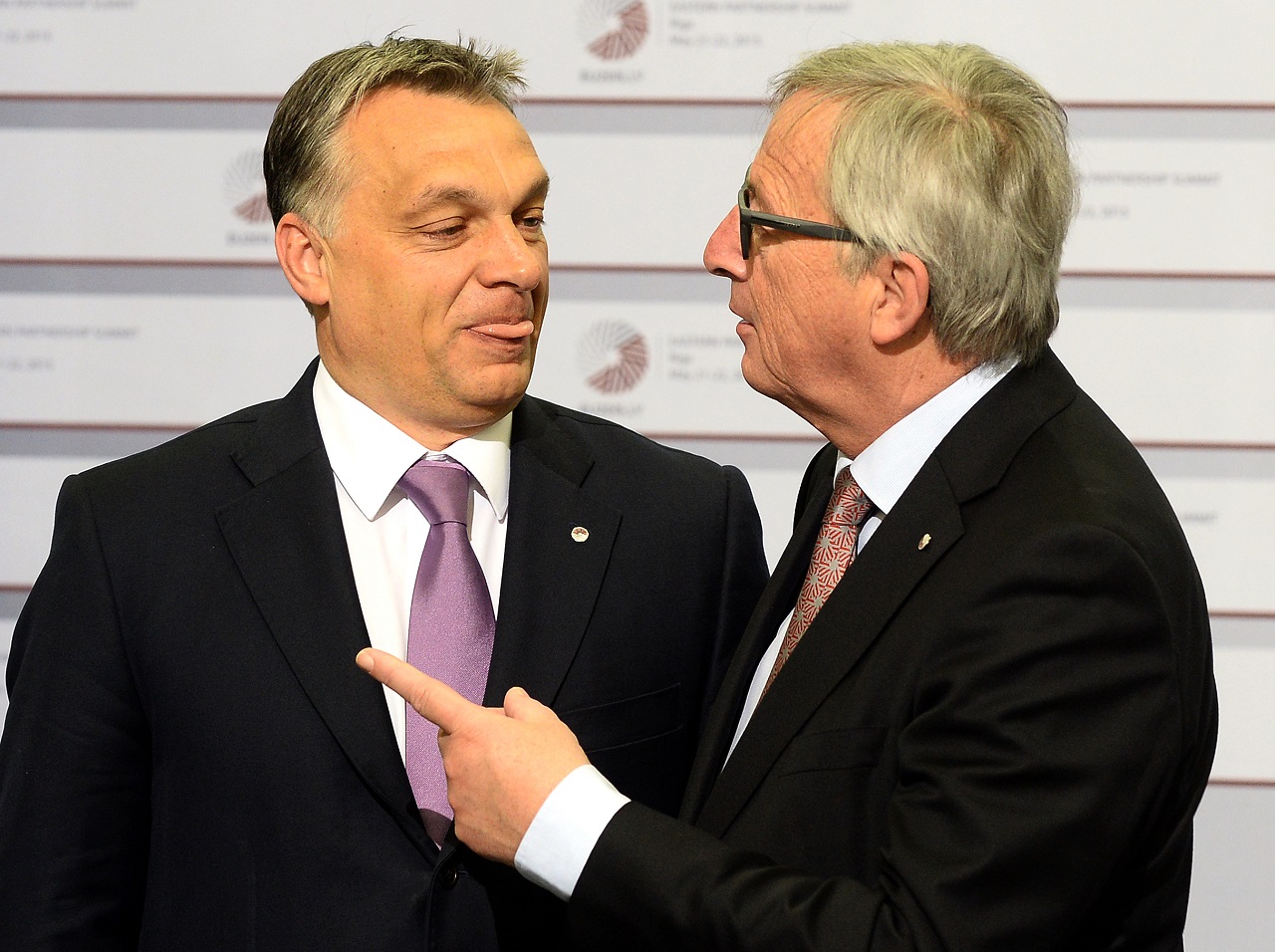 Orbán Viktor és Jean-Claude Juncker, az Európai Bizottság elnöke társalog a Keleti Partnerségi csúcstalálkozón, Rigában. A sajtó élénken foglalkozott azzal a protokollárisan igen kényes szituációval, amelyben Juncker a ‘Helló, diktátor!‘ mondattal és egy gyenge pofonnal köszöntötte a magyar miniszterelnököt. (f.: AFP) 
