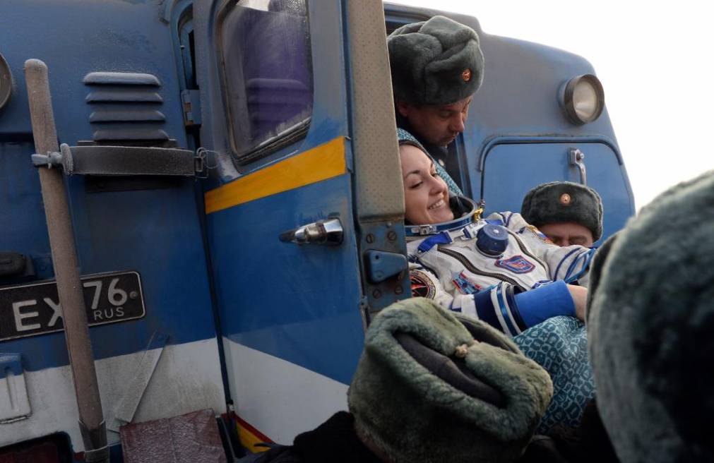 Elena Szerova orosz űrhajóst épp behelyezik a földet érésük helyszínére (Kazahsztánba) kirendelt orvosi autóba (f.: Reuters)
