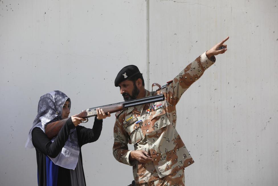 A pakisztáni egyetem egyik női hallgatója vesz részt a katonák által szervezett anti-terrorista képzésen (f.: Reuters)