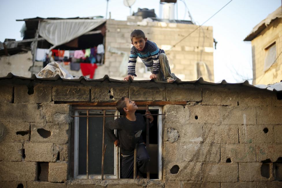 Gyerekek játszanak a romos házak között a Gázai-övezetben (f.: Reuters)